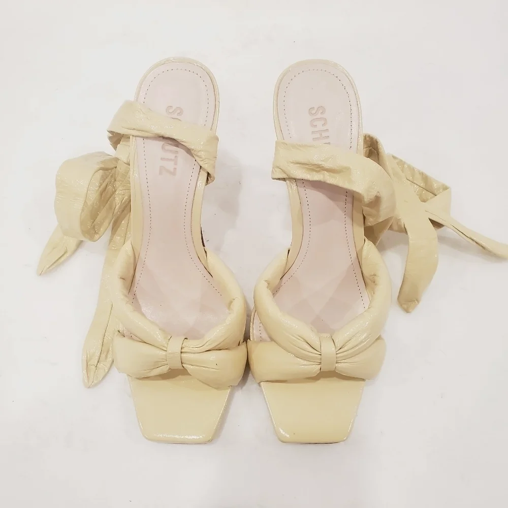 SCHUTZ Yale Pump in Almond Buff